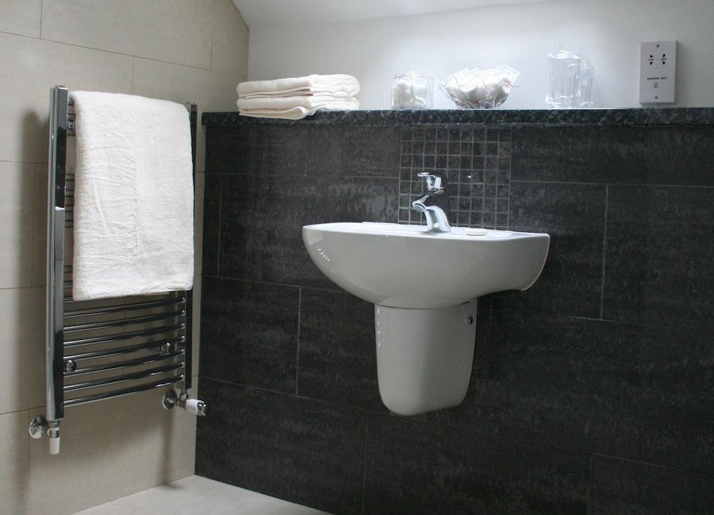 كورشام Mead Lodge B&B الغرفة الصورة